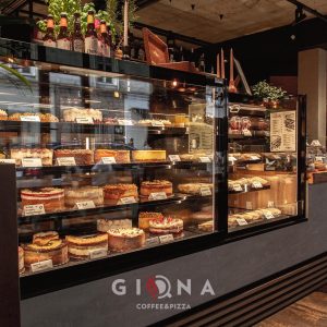 Lokal Giona lada z tortami