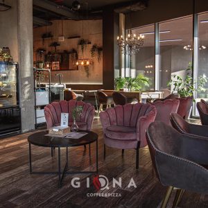 Lokal Giona piękne fotele