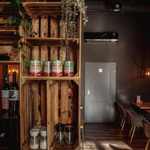 Lokal Giona front półki