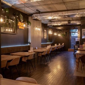 Lokal Giona światła i stoły